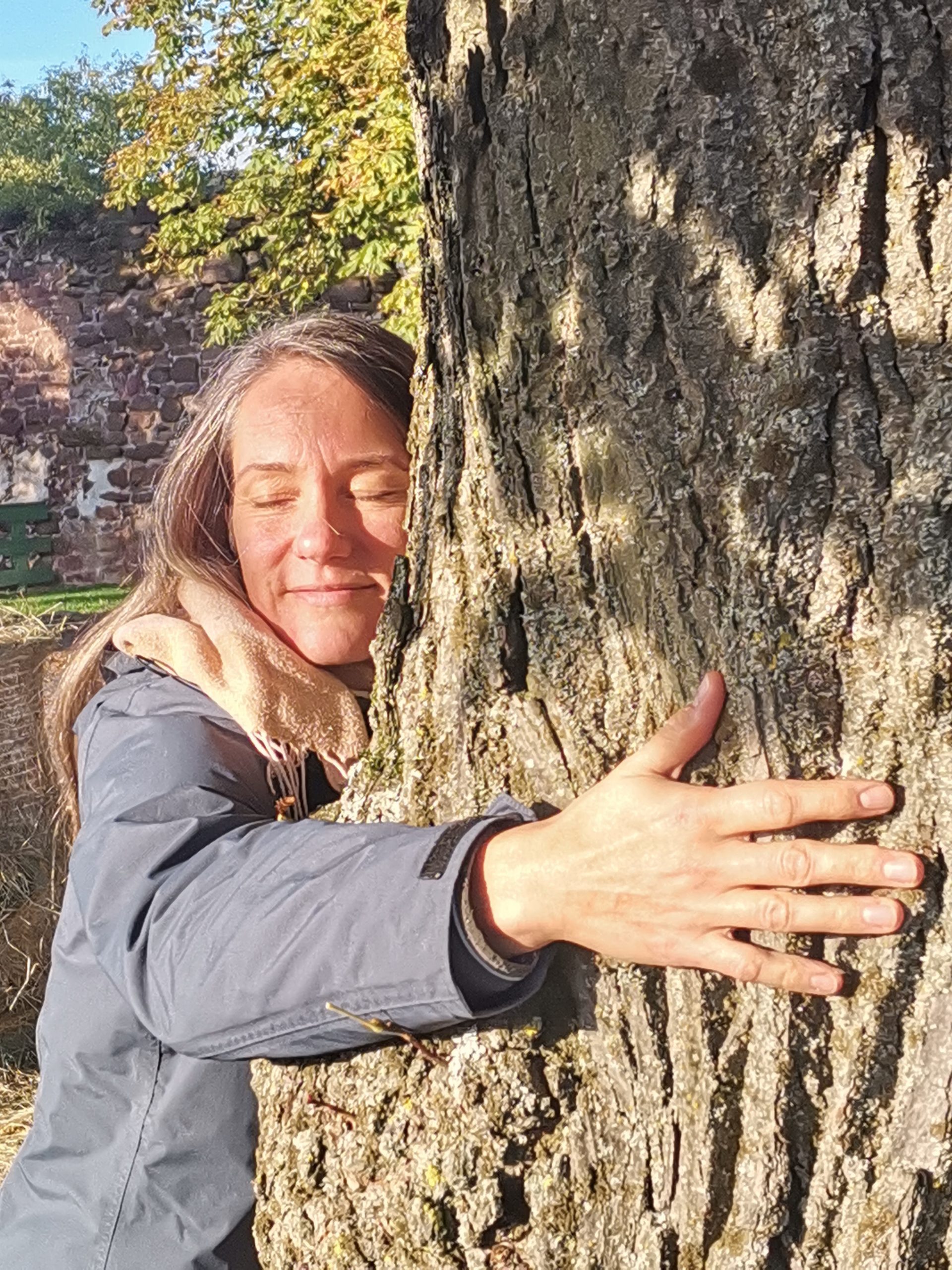 Franziska Meißner aus Leipzig umarmt einen Baum
