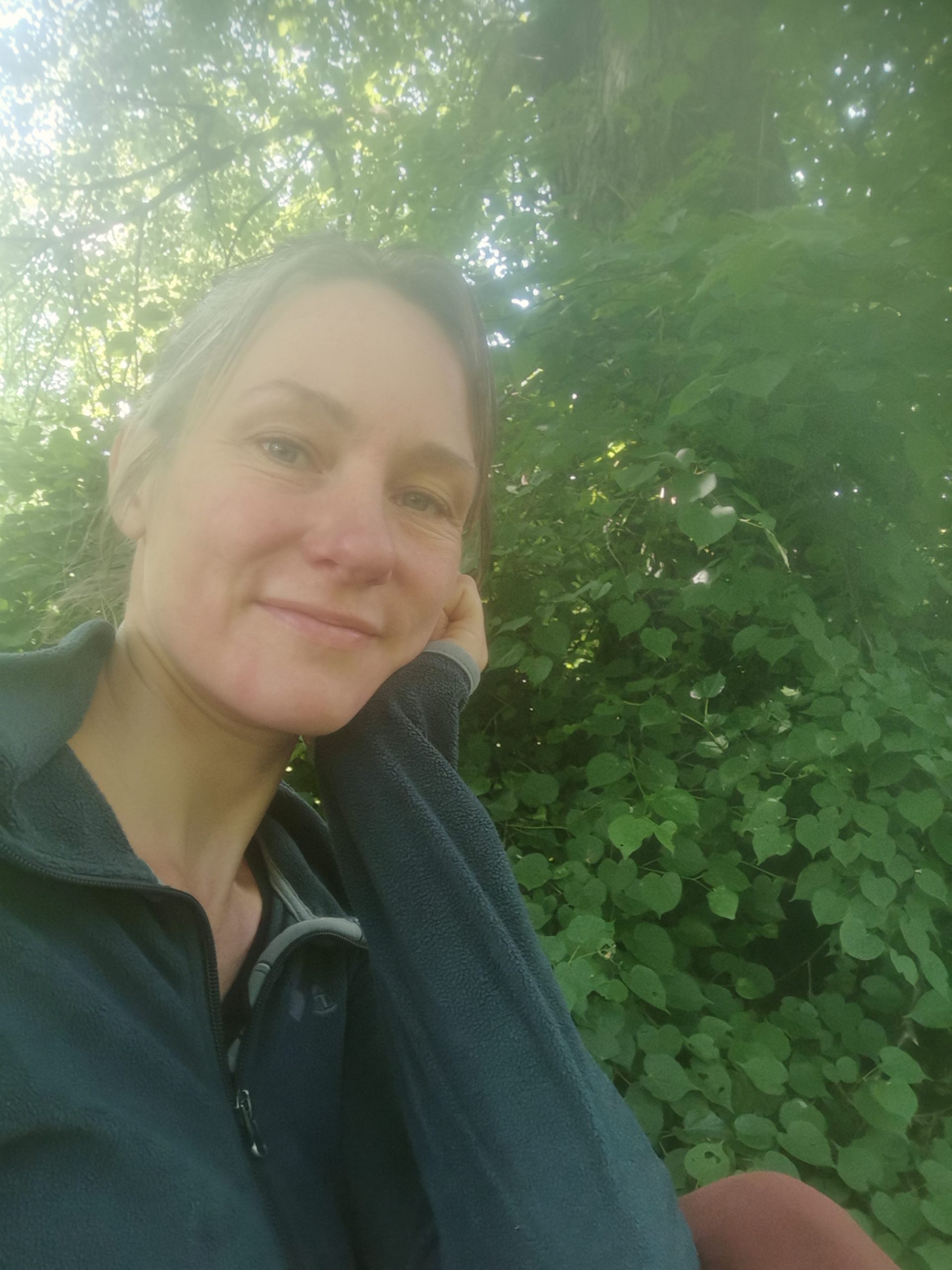 Franziska Meißner aus Leipzig umarmt einen Baum